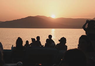 Imagem do evento Welcome Sunset (Pessoas assistindo ao por do sol)